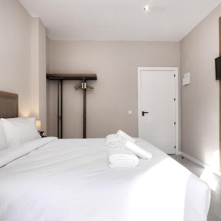 Hostal Puerta Almar エステポナ エクステリア 写真