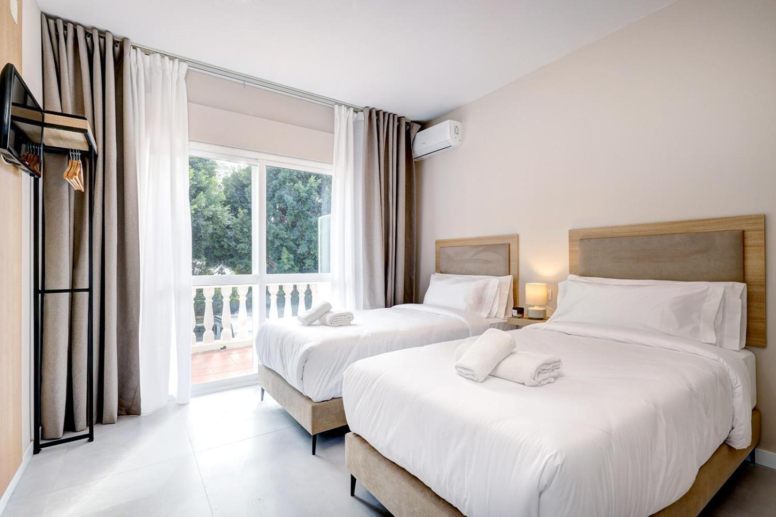 Hostal Puerta Almar エステポナ エクステリア 写真