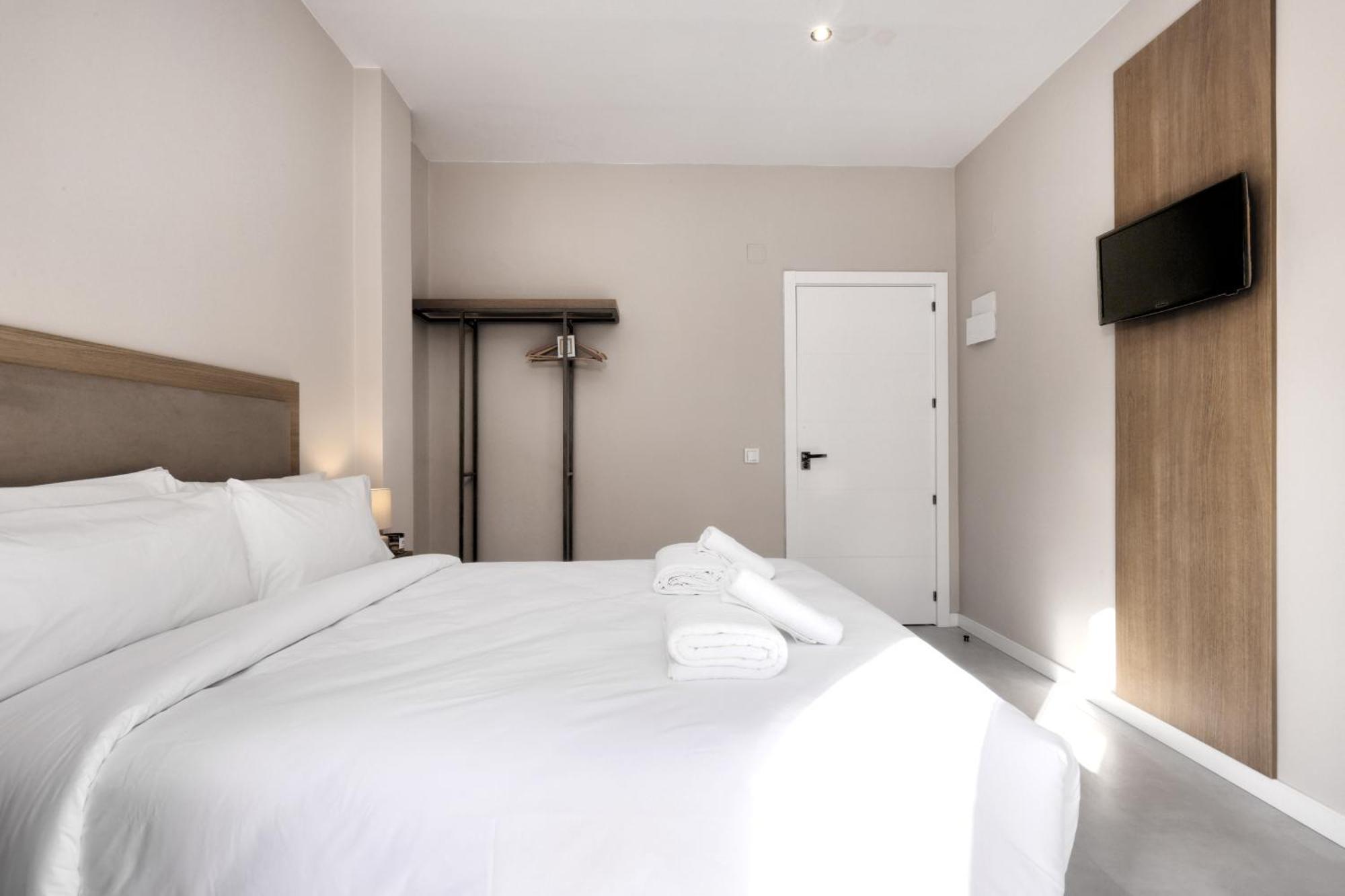 Hostal Puerta Almar エステポナ エクステリア 写真