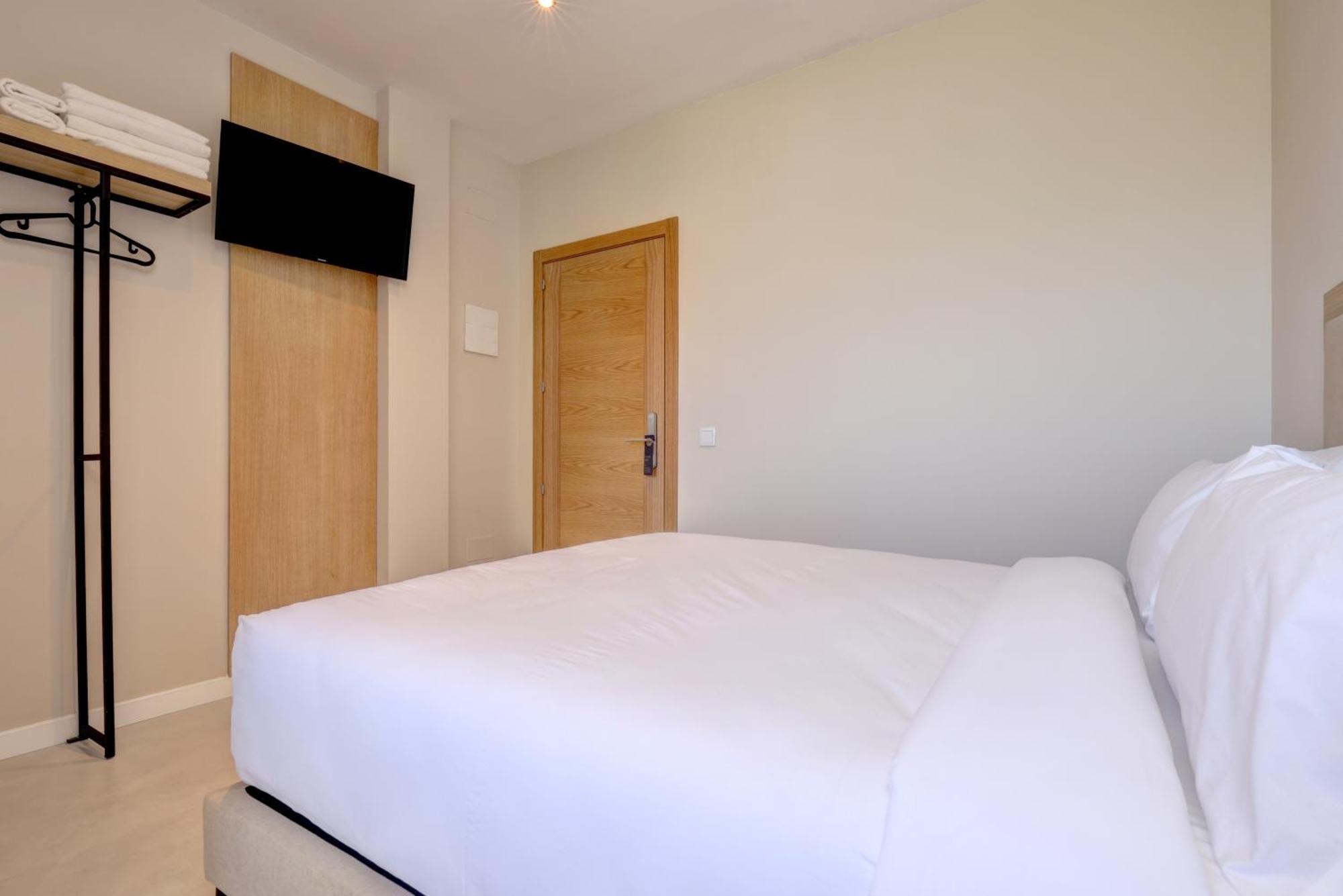 Hostal Puerta Almar エステポナ エクステリア 写真