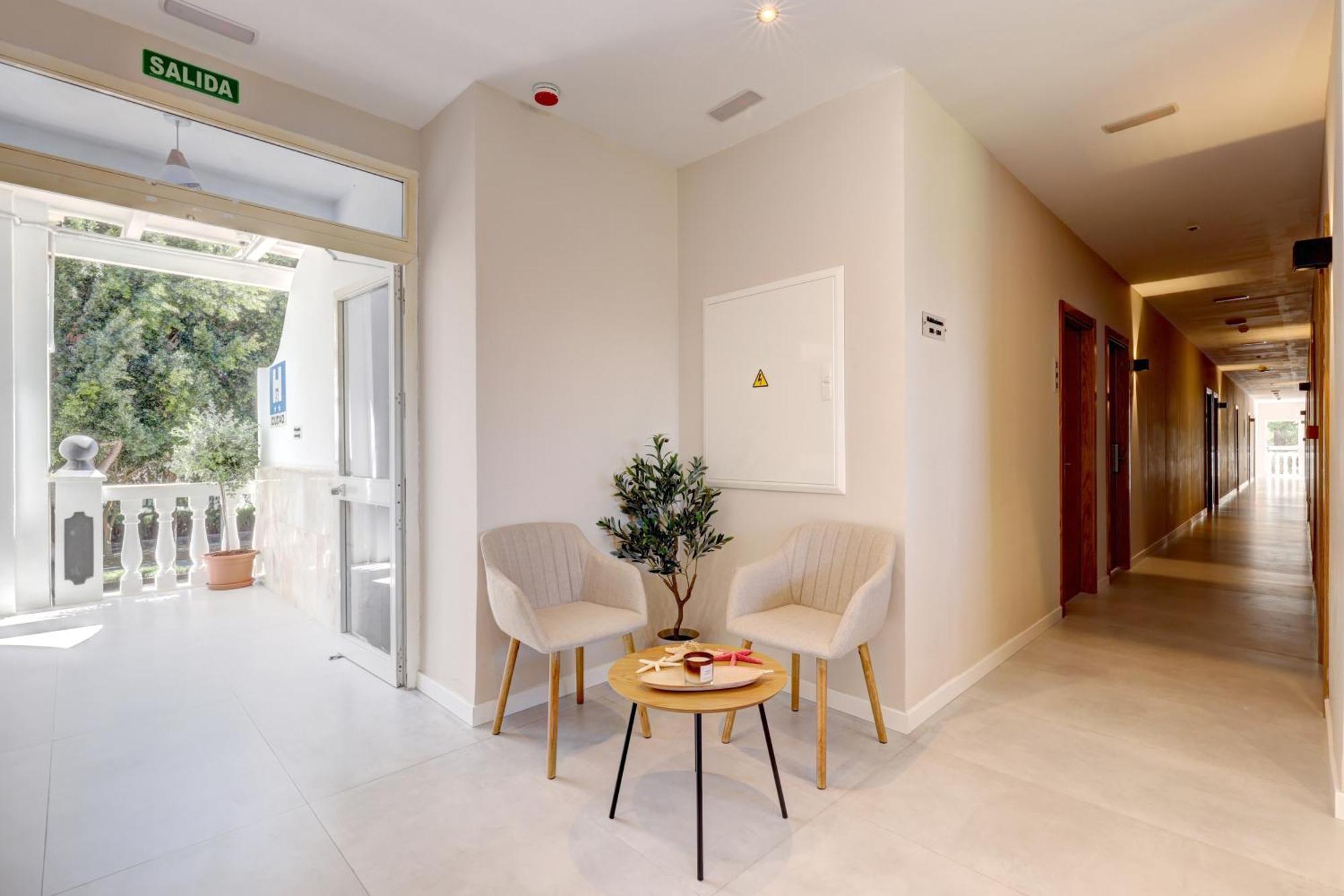 Hostal Puerta Almar エステポナ エクステリア 写真