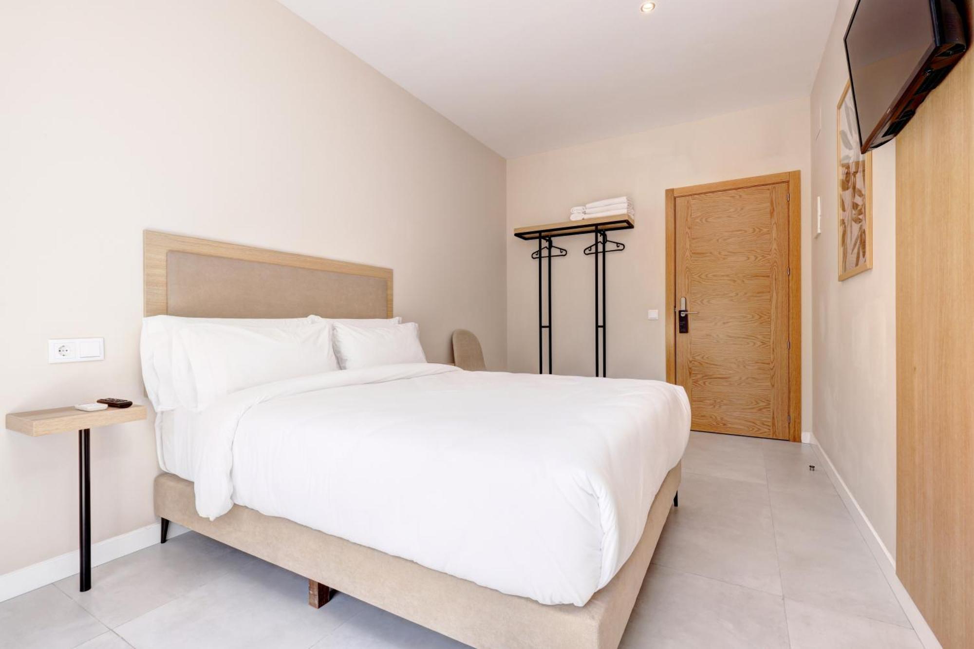 Hostal Puerta Almar エステポナ エクステリア 写真